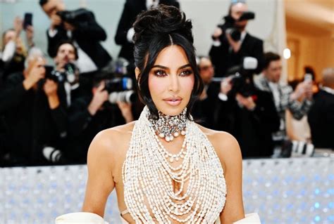 Kim Kardashian Drips In Pearls Like Her 2007 ‘Playboy’ Shoot。